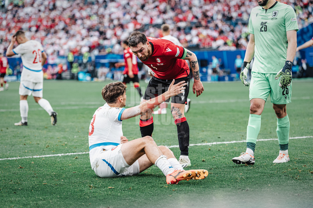 Fußball | Herren | UEFA-Fußball-Europameisterschaft 2024 | Gruppe B | Kroatien vs. Albanien | 19.06.2024 | Guram Kashia (#4, Georgien) rechts richtet ernste Worte an Mojmir Chytil (#13, Tschechien)