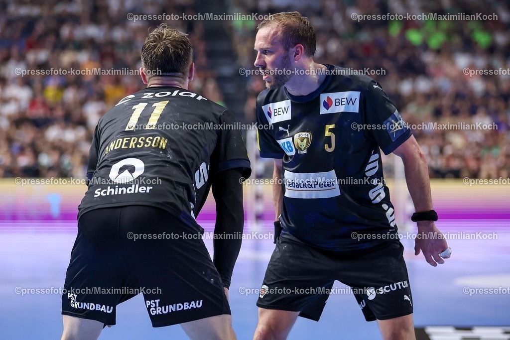 KoeEHF14062501044 | 14.06.2025, Handball, Halbfinale TruckScout24 EHF FINAL4, LANXESS arena Köln, Füchse Berlin - HBC Nantes: Lasse Bredekjaer Andersson (Fuechse Berlin #11) Max Darj  (Fuechse Berlin #05) 