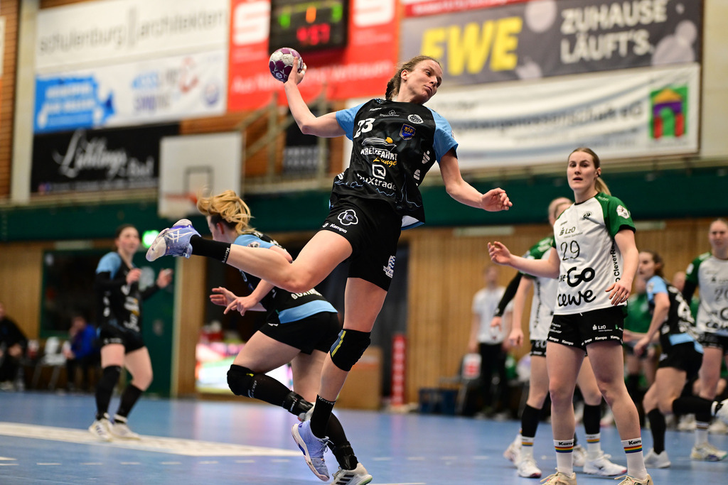 Handball I Frauen I Saison 2024-2025 I 1. HBF I 16. Spieltag I Buxtehuder SV - VfL Oldenburg I 087362 | Wurf Cara Hartstock (23, Buxtehuder Sportverein) - Realisiert mit Pictrs.com