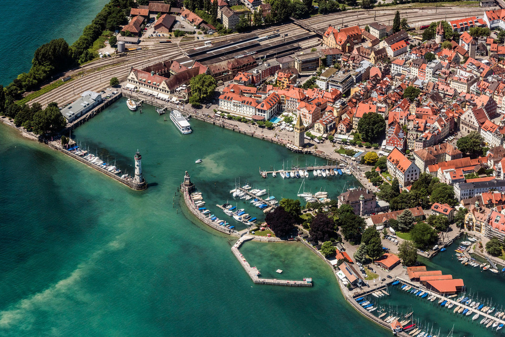 dr__0019155.jpg | LINDAU (BODENSEE) 04.07.2017 Ortskern am Uferbereich des Bodensee in Lindau (Bodensee) im Bundesland Bayern, Deutschland. // Village on the banks of the area Lake Constance in Lindau (Bodensee) in the state Bavaria, Germany. Foto: Daniel Reiter