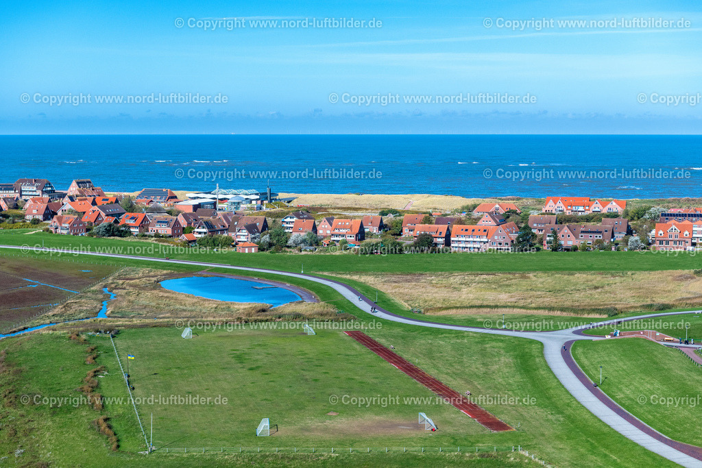 Baltrum_ELS_6299091022 | BALTRUM 09.10.2022 Ortsansicht der Straßen und Häuser der Wohngebiete von West- und Ost- Dorf auf der Nordsee- Insel Baltrum im Bundesland Niedersachsen. Weiterführende Informationen bei: Nordseeheilbad Insel Baltrum. // Town View of the streets and houses of the residential areas in Ostdorf and Westdorf on the North Sea island Baltrum in the state Lower Saxony. Further information at: Nordseeheilbad Insel Baltrum. Foto: Martin Elsen