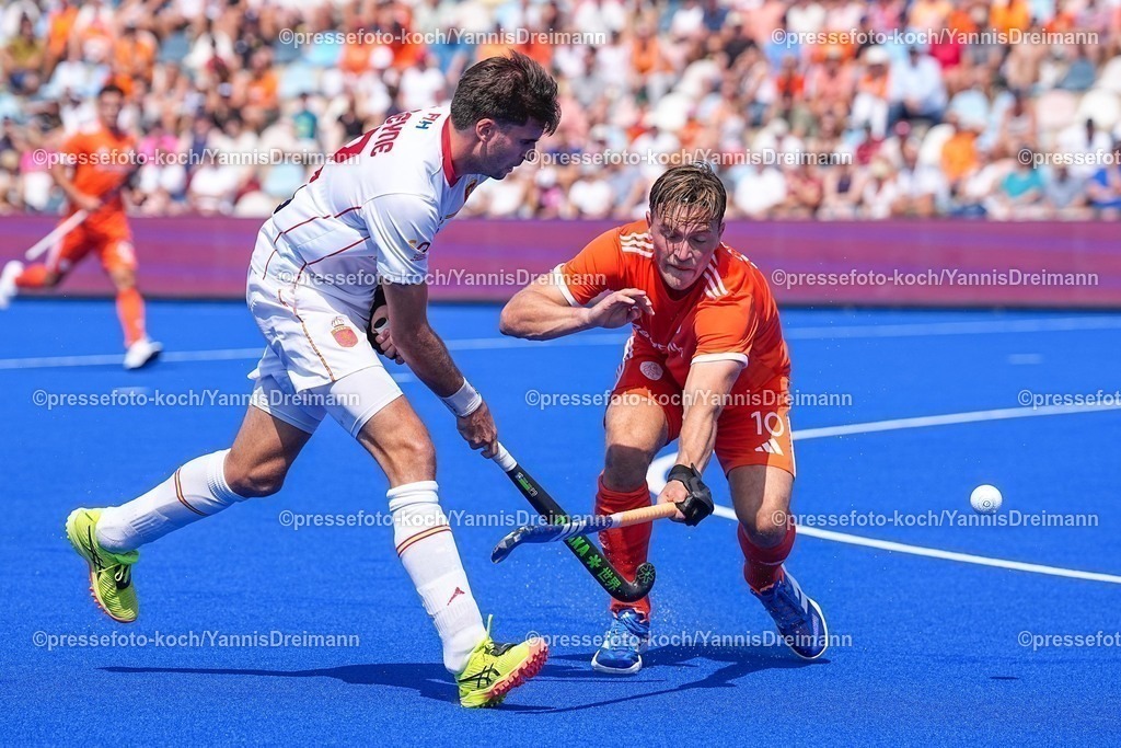 xydrx09082502048 | 09.08.2025, xydrx, Herren EuroHockey Championship 2025, Gruppenphase, Gruppe a, Niederlande - Spanien, Sparkassenpark Mönchengladbach: Marc Reyne (ESP #12) im Zweikampf gegen Jorrit Croon (NED #10)