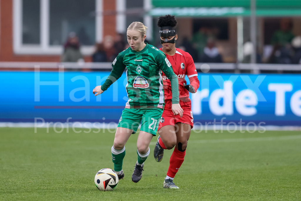 Fussball, Google Pixel Frauen-Bundesliga, SV Werder Bremen - SC Freiburg | v.li.: Caroline Siems (SV Werder Bremen, 21) und Shekiera Martinez (SC Freiburg, 9) im Zweikampf, Duell, Dynamik, Aktion, Action, Spielszene, DIE DFB-RICHTLINIEN UNTERSAGEN JEGLICHE NUTZUNG VON FOTOS ALS SEQUENZBILDER UND/ODER VIDEOÄHNLICHE FOTOSTRECKEN. DFB REGULATIONS PROHIBIT ANY USE OF PHOTOGRAPHS AS IMAGE SEQUENCES AND/OR QUASI-VIDEO.