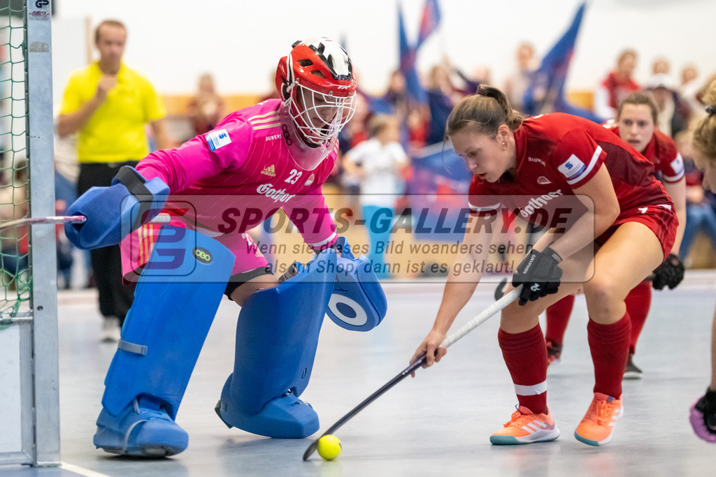 SFE_20221127_0103 | 1. Bundesliga Hockey Damen Düsseldorfer HC - Rot-Weiss Köln am 27.11.2022 in Düsseldorf (Düsseldorfer Hockeyclub 1905 e.V.), Photo: Stephan Fehrmann 2022 (Sports-Gallery),Lisa Höllriegl ( Torfrau Rot-Weiss Köln #23 ) ,Rebecca Grote ( Rot-Weiss Köln #9 )