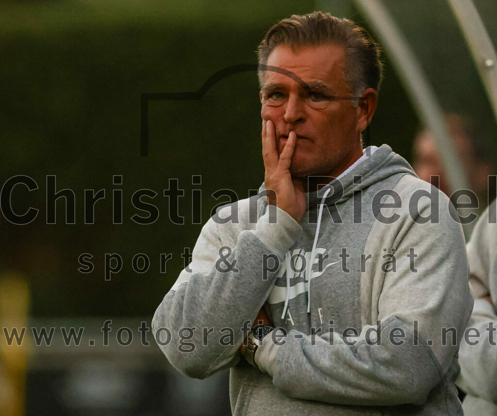 2023-09-01_067_FC_Schwaig_gegen_TSV_Gruenwald | Oberding, Deutschland, 01.09.2023:
Fußball, Landesliga Südost 2023 / 2024, 9. Spieltag, FC Schwaig gegen TSV Grünwald, Endergebnis: 3:1

Trainer Rainer Elfinger (TSV Grünwald)

Foto: Christian Riedel / fotografie-riedel.net