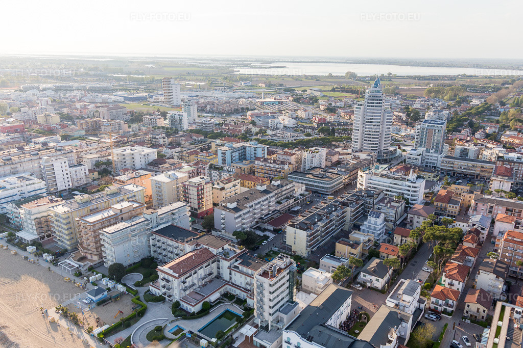 Vue aérienne: Vue de la ville à Lido di Jesolo dans le département Vénétie, Italie. Photo: IMG_098194.jpg prise le 03/04/2017 par Werner Riehm/FLY-FOTO.eu – Résolution de l'original: 4960 x 3306 px