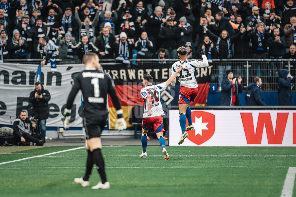 Fußball | Männer | Saison 2024/2025 | 2. Fußball-Bundesliga | 15. Spieltag | Hamburger SV vs. SV Darmstadt 98 | 08.12.2024 | Rechts Torjubel Ransford Königsdörffer (#11, HSV) und links Marco Richter (#20, HSV)