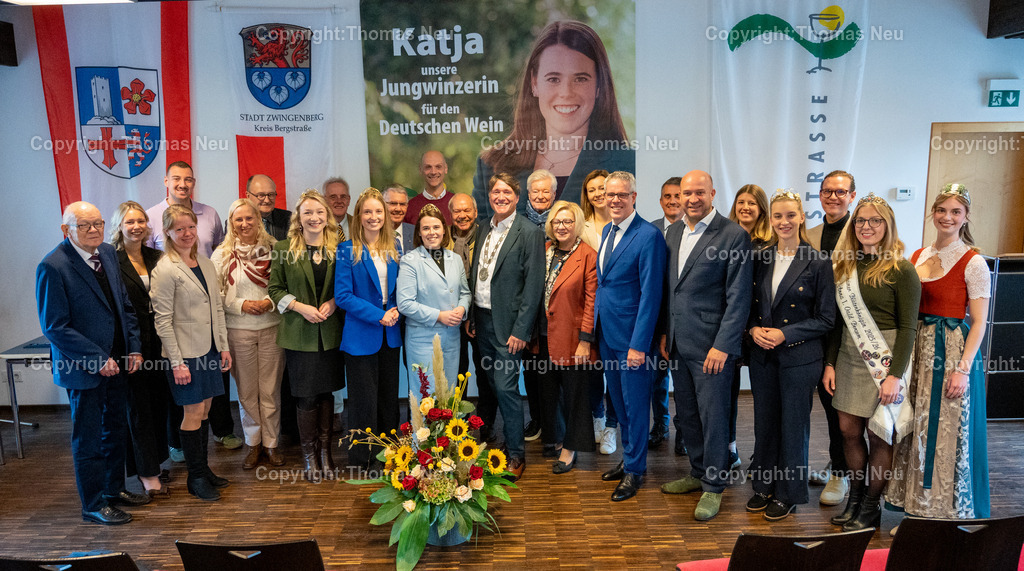 Katja_Simon-Botschafterin_der_Bergstrasse-48 | bre,bzw,Zwingenberg, Die deutsche Winprinzessin Katja Simon wurde am 19.Oktober im Diefenbachsaal in Zwingenberg von Landrat Christian Engelhardt zur Botschafterin der Bergstraße ernannt, sie trug sich in das goldne Buch des Kreises und der Stadt Zwingenberg zusammen mit der Deutschen Weinkönigin Anna Zens und Weinprinzessin Emma Meinhardt ein,  Gruppenbild am Ende des Festaktes mit allen die aufs Bild wollten..., ,, Bild: Thomas Neu