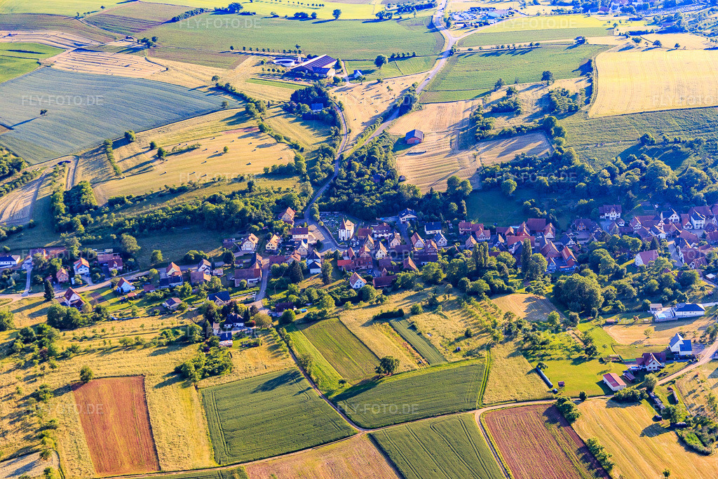 Luftbild: Ortsansicht von Nordosten in Gœrsdorf im Bundesland Bas-Rhin in Frankreich. – Foto: IMG_080228.jpg vom 05.06.2015 durch Werner Riehm/FLY-FOTO.de – Auflösung des Originals: 5472 x 3648 px