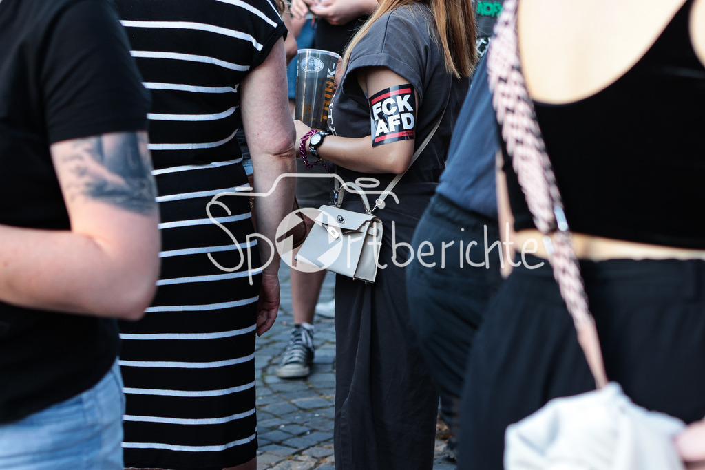 Sommer am Kiez | Nein zur AFD / FCKAFD / AFD / Aufkleber / Besucherin / Festival / Sommer am Kiez / Statement / FCK AFD / Symbolbild