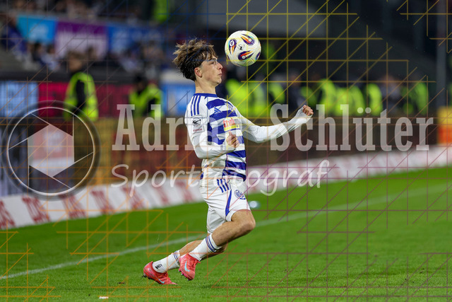 MSV Duisburg vs Rot-Weiss Essen - 3. Liga | Duisburg, Deutschland, 26.10.25:   Jan-Simon Symalla (MSV Duisburg) in Aktion am Ball, Einzelaktion waehrend des Spiels der 3. Liga MSV Duisburg vs Rot-Weiss Essen in der schauinsland-reisen-arena(Foto von Brauer-Fotoagentur / Adrian Schlueter)