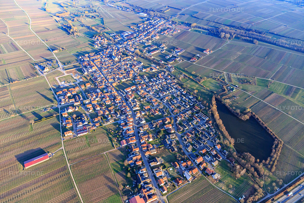 Luftbild: Ortsübersicht mit Schloßweier an der A65 aus Westen in Kirrweiler im Bundesland Rheinland-Pfalz in Deutschland. Foto: IMG_097381.jpg vom 10.03.2017 durch Werner Riehm/FLY-FOTO.de