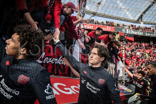 German Bundesliga, Bayer 04 Leverkusen vs. Hamburger SV, 16.05.2026 | LEVERKUSEN, GERMANY - MAY 16, 2026 :  Tim Obermann (Bayer 04 Leverkusen, 15) says goodbye to the fans after the German Bundesliga match on gameday 34 between Bayer 04 Leverkusen vs. Hamburger SV at BayArena on May 16, 2026 in Leverkusen, Germany. DFL REGULATIONS PROHIBIT ANY USE OF PHOTOGRAPHS AS IMAGE SEQUENCES AND/OR QUASI-VIDEO.