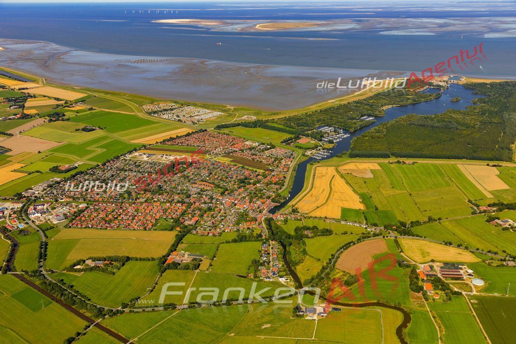 Aktuelles Luftbild von Hooksiel Wangerland - Die Luftaufnahme wurde 2022 mittels UL-Flugzeug erstellt ( keine Drohne ) - hochauflösende Kamera-Systeme von  Canon -Beste Qualität - Für grossformatige Ausdrucke geeignet. Die Geschenkidee !