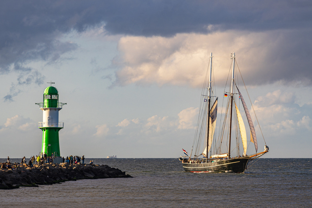 Molenturm und Segelschiff auf der Ostsee während der Hanse Sail in Rostock | Molenturm und Segelschiff auf der Ostsee während der Hanse Sail in Rostock.