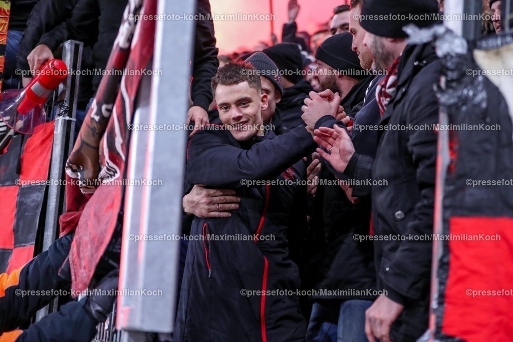 DFB05022502385 | 05.02.2025, Fußball, DFB-Pokal Viertelfinale, Bayer 04 Leverkusen - 1.FC Köln, BayArena, Saison 2024 2025: Abschlussjubel nach dem 3:2 Sieg. Die Mannschaft feiert den Erfolg und den Einzug ins Halbfinale. Florian Wirtz (Bayer04 Leverkusen #10) klettert über den Zaun zu den Ultras in der Nordkurve DFB regulations prohibit any use of photographs as image sequences and or quasi-video.