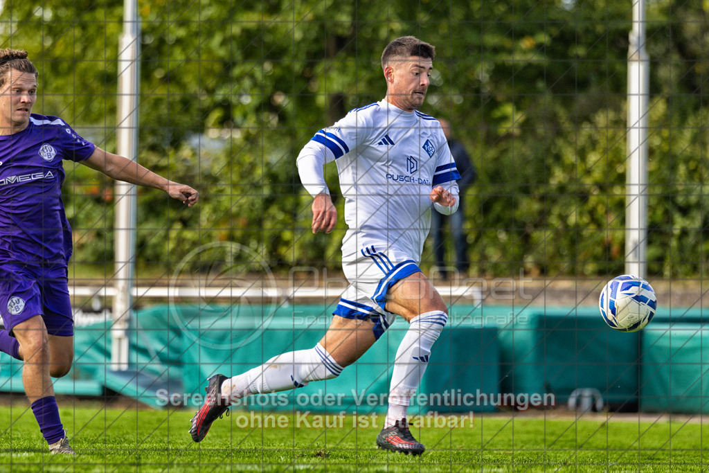 20261010_155908_0675-Bearbeitet_(c)_by_PhotoPeet | #,1.FC Eislingen (weiß) vs. TSV Bernhausen (lila), Fussball, Landesliga 2 - wfv, 11. Spieltag, Saison 2026/2027, Rasenplatz, Eichbachstation, Haldenstraße, 73054 Eislingen, 10.10.2026 - 15:30 Uhr,Foto: PhotoPeet / Sport- &amp; Eventfotografie / Peter Harich
