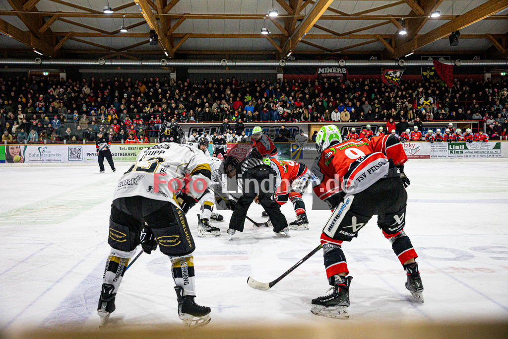 TSV Peißenberg MINERS gegen EHC Königsbrunn PINGUINE | Eishockey Bayernliga Herren Playoffs Viertelfinale 2024/25 - Spiel 4 von 7, TSV Peißenberg MINERS gegen EHC Königsbrunn PINGUINE, 20250216,Bully, Zuschauer im Hindergrund,2025-02-16 in Peißenberg (Eisstadion Peißenberg)Copyright: WolfgangxLindner foto-lindner.de