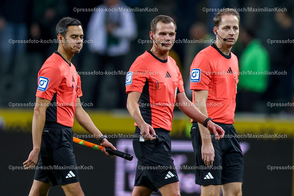 BMG24112401044 | 24.11.2024, Fußball, Borussia Mönchengladbach - FC St. Pauli, 1. Fußball Bundesliga, Borussia-Park, Saison 2024 2025: Die Schiedsrichter Robin Braun, Martin Thomsen und  Asmir OsmanagicDFB regulations prohibit any use of photographs as image sequences and or quasi-video.