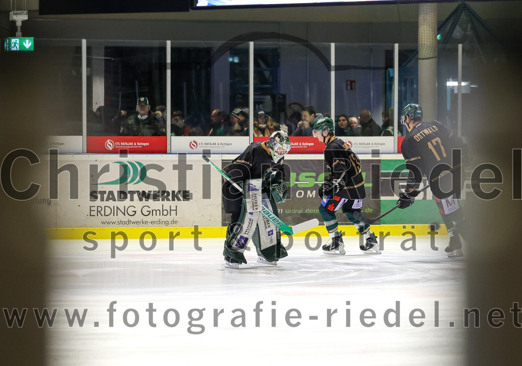 2025-12-23_001_TSV_Erding_gegen_Heilbronner_Falken | Erding, Deutschland, 23.12.2025:Eishockey, Oberliga Süd 2025 / 2026, 29. Spieltag, TSV Erding gegen Heilbronner Falken, Endergebnis: 5:4Torwart Leon Meder (Erding Gladiators, #39), Björn Salhi (Erding Gladiators, #13), Elia Ostwald (Erding Gladiators, #17)Foto: Christian Riedel / fotografie-riedel.net