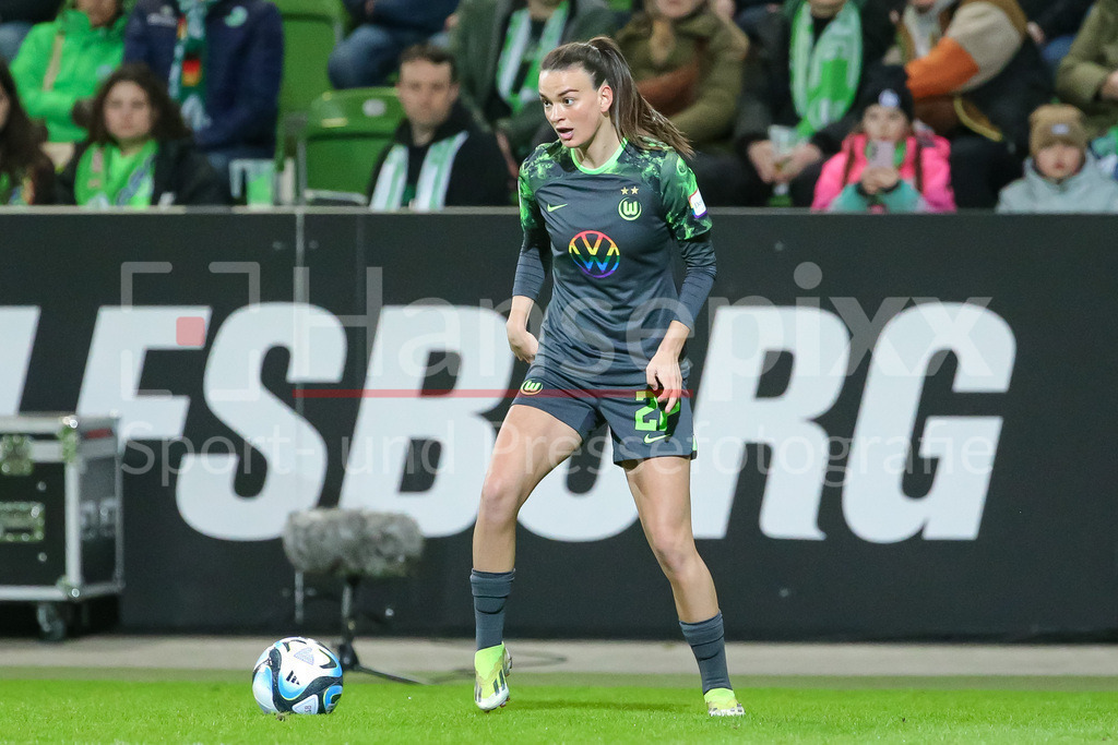 Fussball, Google Pixel Frauen-Bundesliga, VfL Wolfsburg - RB Leipzig | v.li.: Riola Xhemaili (VfL Wolfsburg 27) am Ball, Freisteller, Einzelbild, Ganzkörper, Aktion, Action, Spielszene, DIE DFB-RICHTLINIEN UNTERSAGEN JEGLICHE NUTZUNG VON FOTOS ALS SEQUENZBILDER UND/ODER VIDEOÄHNLICHE FOTOSTRECKEN. DFB REGULATIONS PROHIBIT ANY USE OF PHOTOGRAPHS AS IMAGE SEQUENCES AND/OR QUASI-VIDEO.