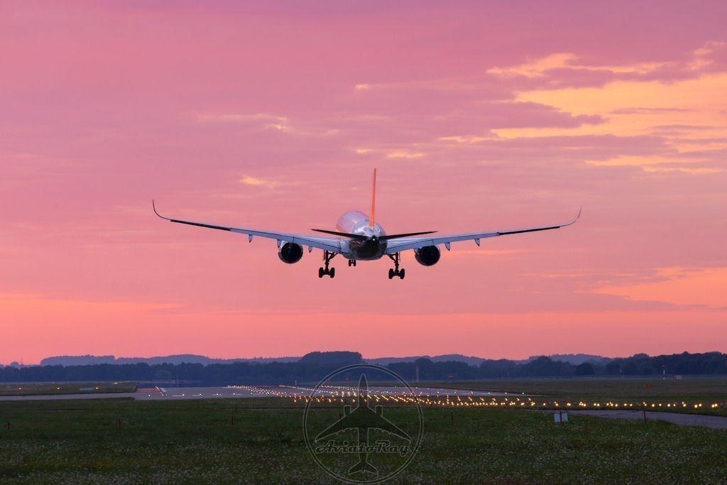 SQ328-A359-9V-SJI-SIN-MUC-20250824-1-topaz-sharpen | Browse breathtaking aviation photography and order high-quality prints from AviatoRay's gallery. Perfect for enthusiasts and collectors. - Realisiert mit Pictrs.com