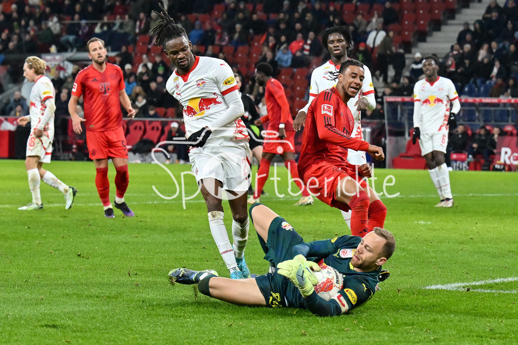 RB Salzburg - FC Bayern München | Alexander SCHLAGER (RB Salzburg 24) ist vor Michael OLISE (FC Bayern Muenchen 17) am Ball / Testspiel: RB Salzburg - FC Bayern Muenchen, Red Bull Arena am 06.01.2025