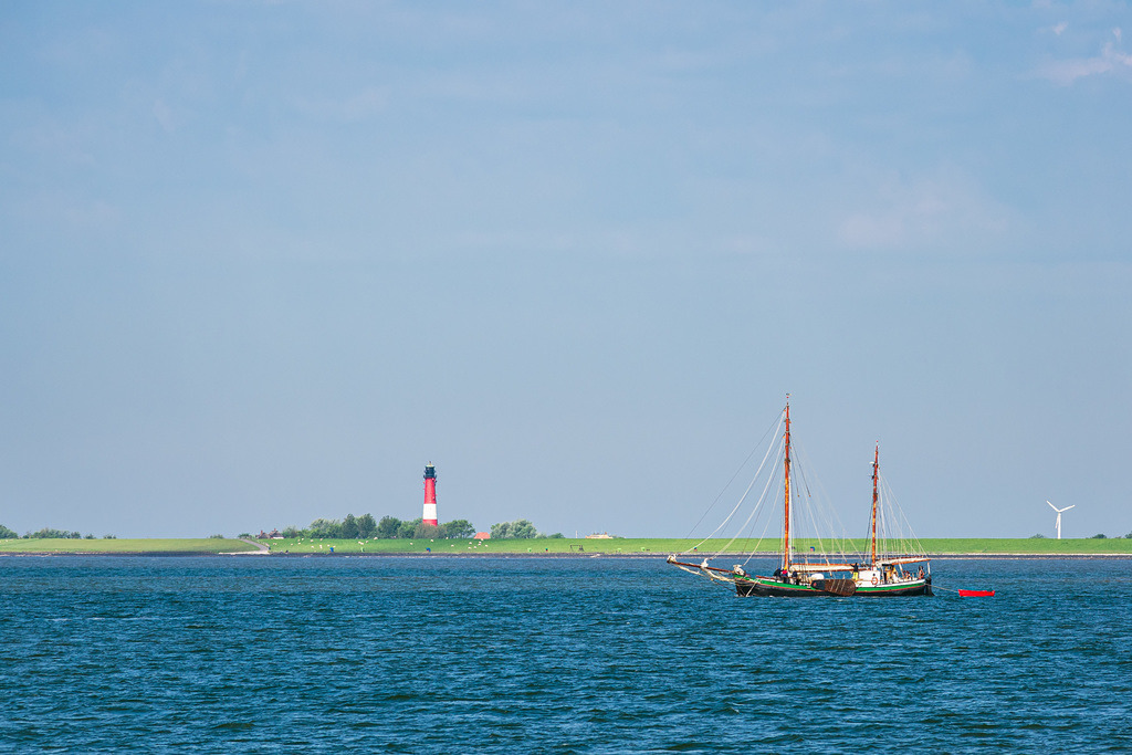 Segelschiff auf der Nordsee vor der Insel Pellworm | Segelschiff auf der Nordsee vor der Insel Pellworm.