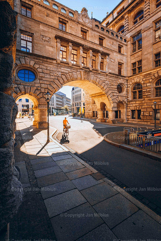 Neue Rathaus Leipzig | Das Neue Rathaus Leipzig beeindruckt mit monumentaler Architektur, historischem Flair und zentraler Lage. Es zählt zu den markantesten Wahrzeichen der Stadt und ist ein beliebter Fotospot - Realisiert mit Pictrs.com