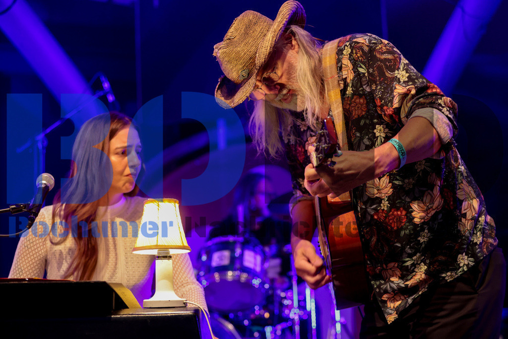 Bochum total 2024 - Die Feuersteins  {date} -  | {headline}(Foto: Sebastian Sendlak / BOND) - Realisiert mit Pictrs.com