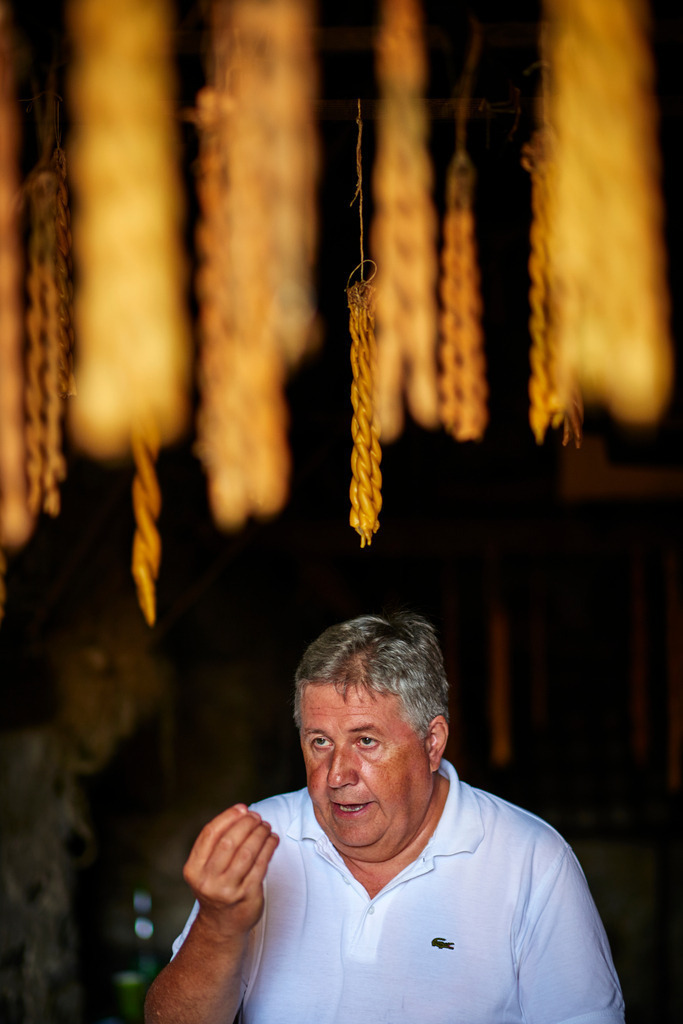 Mercato delle Gaite, Kerzenherstellung | Bevagna, Italien - August 28, 2016: Mercato delle Gaite, Erklärung einer Kerzenherstellung. - Realisiert mit Pictrs.com