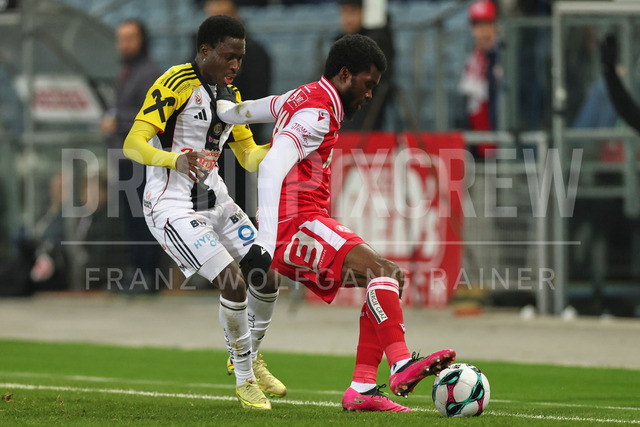 Austrian Bundesliga: Grazer AK 1902 vs LASK | GRAZ, AUSTRIA, 13.DEC.25 - SOCCER - ADMIRAL Bundesliga, Grazer AK 1902 vs LASK. The image shows Emmanuel Michael (Lask) and Beres Owusu (GAK).