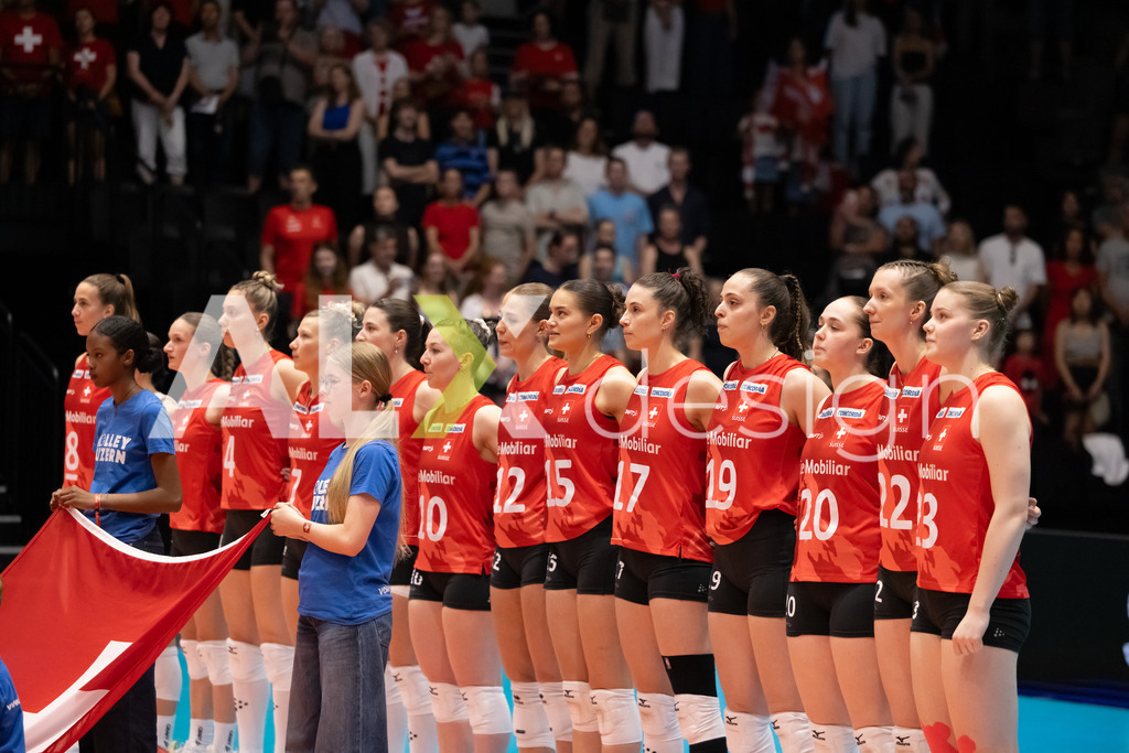 Austria v Switzerland - CEV European League Women | KRIENS, SWITZERLAND - JUNE 14: Team of Switzerland during the national anthem at the CEV European League match between Austria and Switzerland at Pilatus Arena on June 14, 2026 in Kriens, Switzerland. - Realisiert mit Pictrs.com