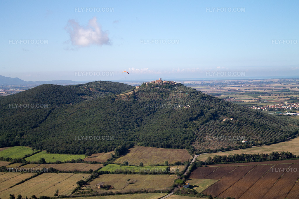 Aerial view: View of the town in Le Versegge in the state Tuscany, Italy. – Photo: IMG_43733.jpg taken on 07/28/2011 by Werner Riehm/FLY-FOTO.com – Resolution of the original: 4272 x 2848 px