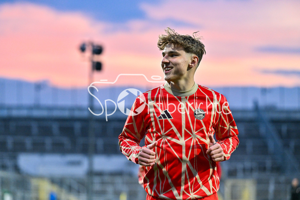 FC Bayern Amateure - SpVgg Hankofen-Hailing | Im Blld Max SCHOLZE (FC Bayern München II #12) beim warmmachen vor der Partie / Einzelfoto / Freisteller / Regionalliga Bayern: FC Bayern Muenchen II - SpVgg Hankofen-Hailing, Gruenwalder Stadion am 28.03.2025