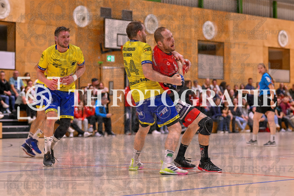 GER, SG Maulburg/Steinen - SG Allensbach/Dettingen, Handball, Landesliga Suedbaden, 2. Spieltag, Saison 2024/2025, 28.09.2024 | Kai Zacharias (SG Allensbach/Dettingen-Wallhausen, #64), Daniel Winkelbeiner (SG Maulburg/Steinen, #15) im Zweikampf. Stefan Karrer (SG Allensbach/Dettingen-Wallhausen, #31) schaut zu.GER, SG Maulburg/Steinen - SG Allensbach/Dettingen, Handball, Landesliga Suedbaden, 2. Spieltag, Saison 2024/2025, 28.09.2024Foto: TH Fotografie/Thomas Hess