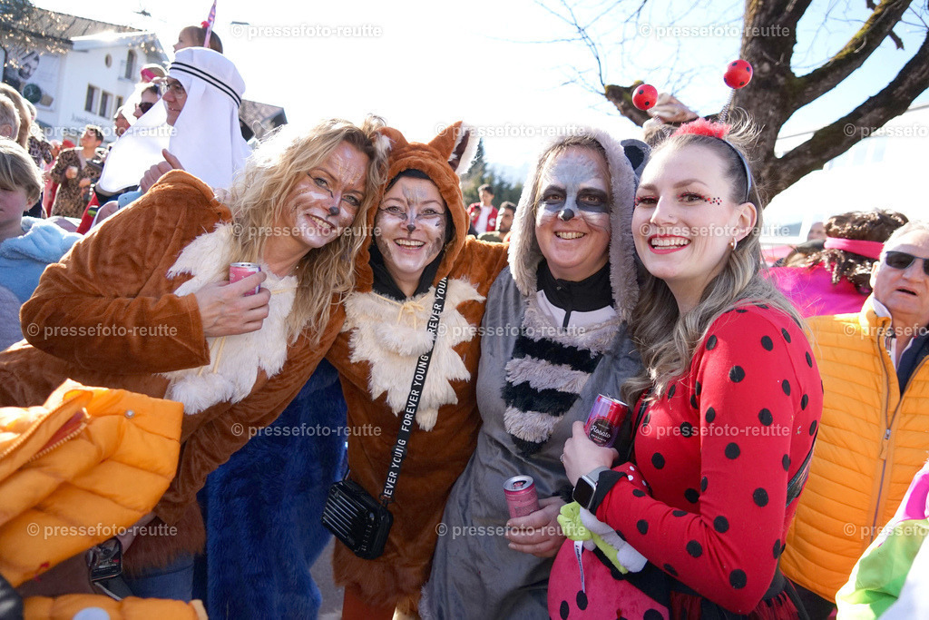 20-news-2023-Feb16-Unsinniger_Fasching_Reutte-sony-DSC02580 | Info aus dem Bezirk Reutte/Ausserfern Tirol sowie eine umfangreiche Bilddatenbank über die gesamte Region: Lechtal, Talkessel Reutte, Tannheimertal, Zwischentoren. Lech, Plansee, Zugspitze, Grenztunnel, B179, Fernpassstraße, Verkehr, Lawinen, Tradition, - Realisiert mit Pictrs.com