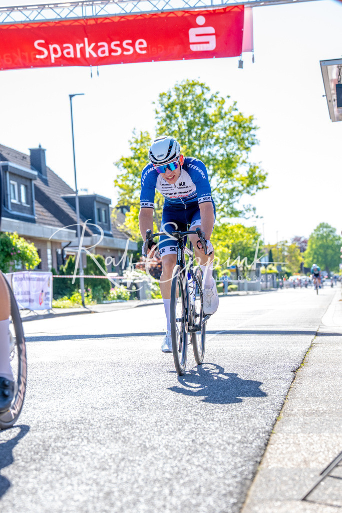 Spurt in den Mai 2026 - Großer Preis der Sparkasse Neuss | Annual one-day road cycling race "Großer Preis der Sparkasse Neuss" held in Büttgen, Germany, organized by VfR Büttgen 1912 e.V. The event features multiple races across all age categories from U11 youth to Elite men. - Realisiert mit Pictrs.com