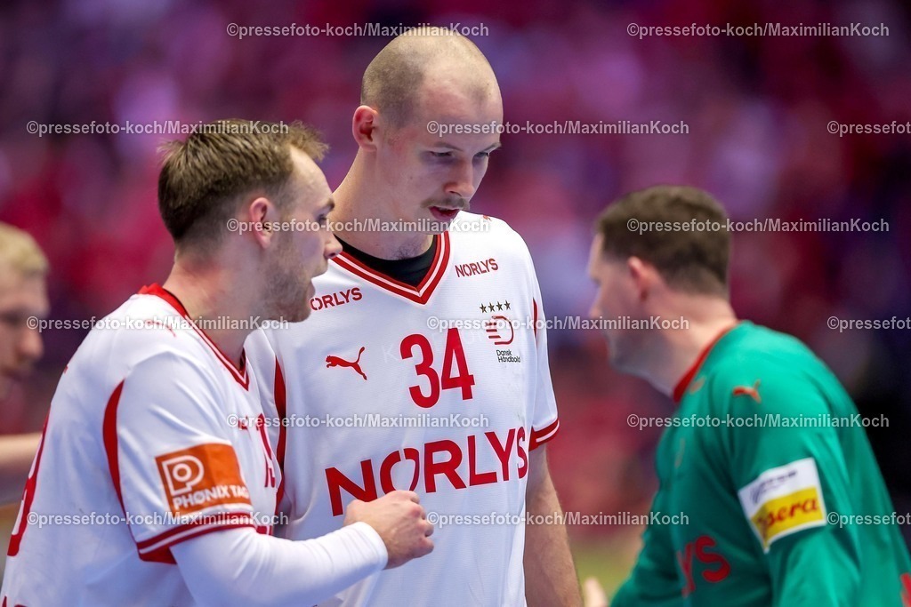 EHF18012602100 | 18.01.2026, Handball, Men's EHF EURO 2026, Dänemark - Rumänien, Jyske Bank Boxen in Herning, Dänemark, Preliminary Round:  Mathias Gidsel (Denmark #19) neben  Simon Hald Jensen (Denmark #34) 