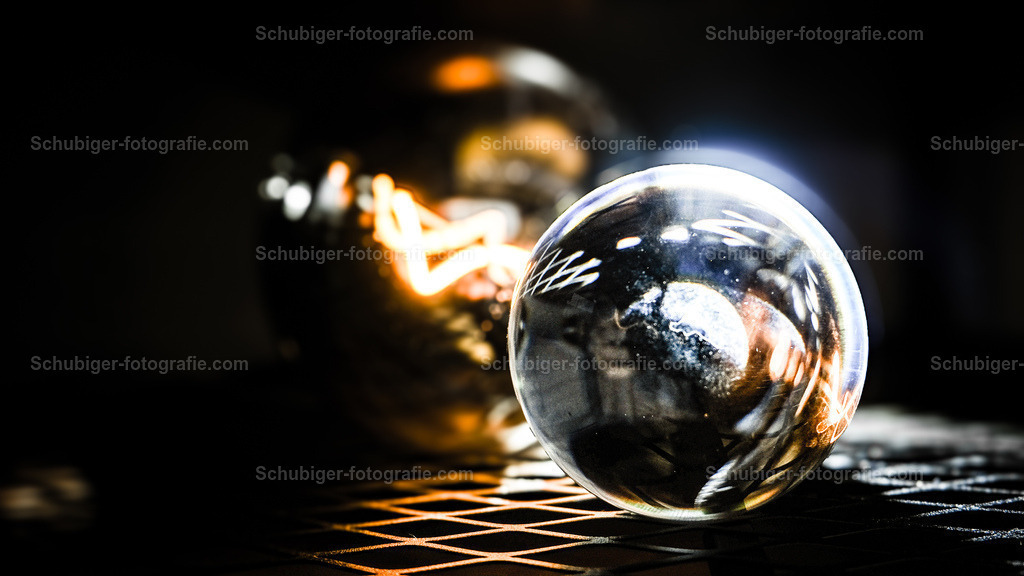 Planeten | Glaskugel mit Lichtfaden auf Metalgitter - Realisiert mit Pictrs.com