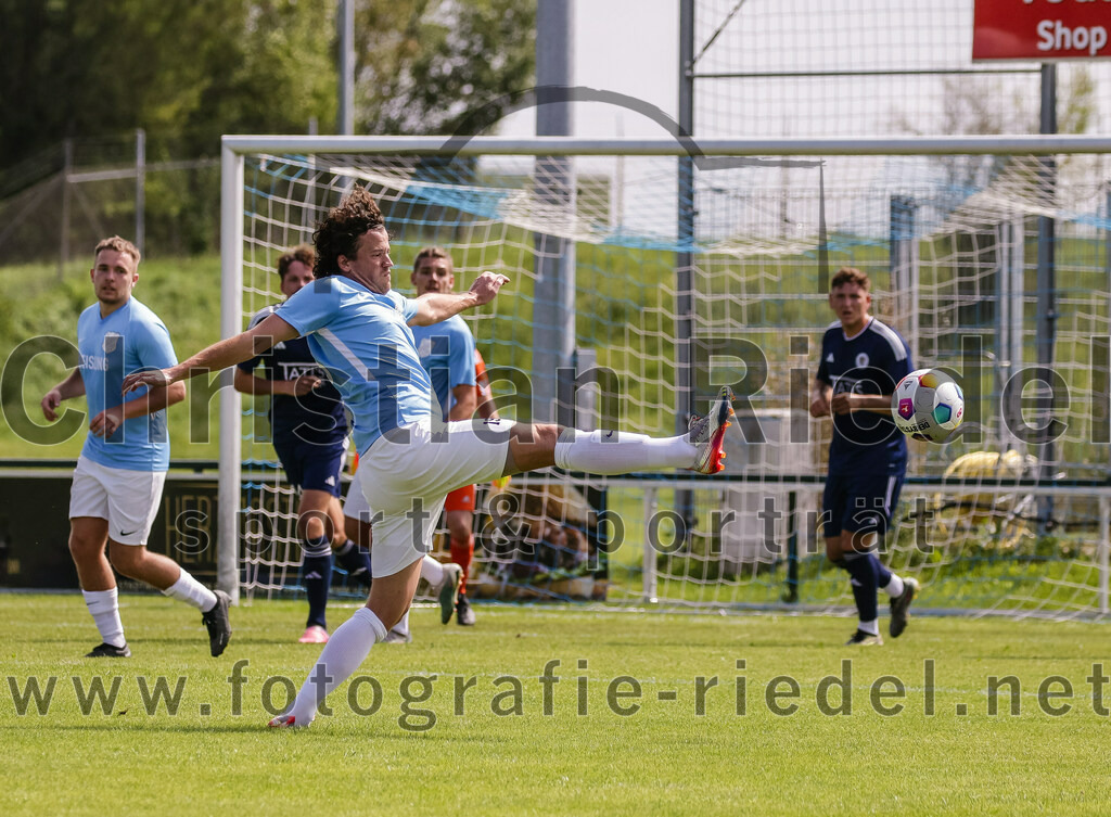 2023-08-26_039_FC_Langengeisling_gegen_TuS_Raubling | Erding, Deutschland, 26.08.2023:
Fußball, Bezirksliga Oberbayern Ost 2023 / 2024, 6. Spieltag, FC Langengeisling gegen TuS Raubling, Endergebnis: 2:0

Fabian Aigner (FC Langengeisling, #19)

Foto: Christian Riedel / fotografie-riedel.net