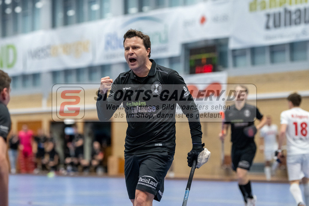 SFE_20240106_0037 | Neuss, Deutschland, 06.01.2024: Sebastian Draguhn (SW Neuss) jubelt waehrend des Spiels der Halle 1. Bundesliga Herren zwischen SW Neuss vs Rot-Weiss Köln im Stadionhalle (SW Neuss) am 06.01.2024 in Neuss, Deutschland. (Foto von Stephan Fehrmann)

Neuss, Germany, 06.01.2024: Sebastian Draguhn (SW Neuss) celebrates during the game of Halle 1. Bundesliga Herren between SW Neuss vs Rot-Weiss Köln in Stadionhalle (SW Neuss) at 06.01.2024 in Neuss, Deutschland. (Foto von Stephan Fehrmann)