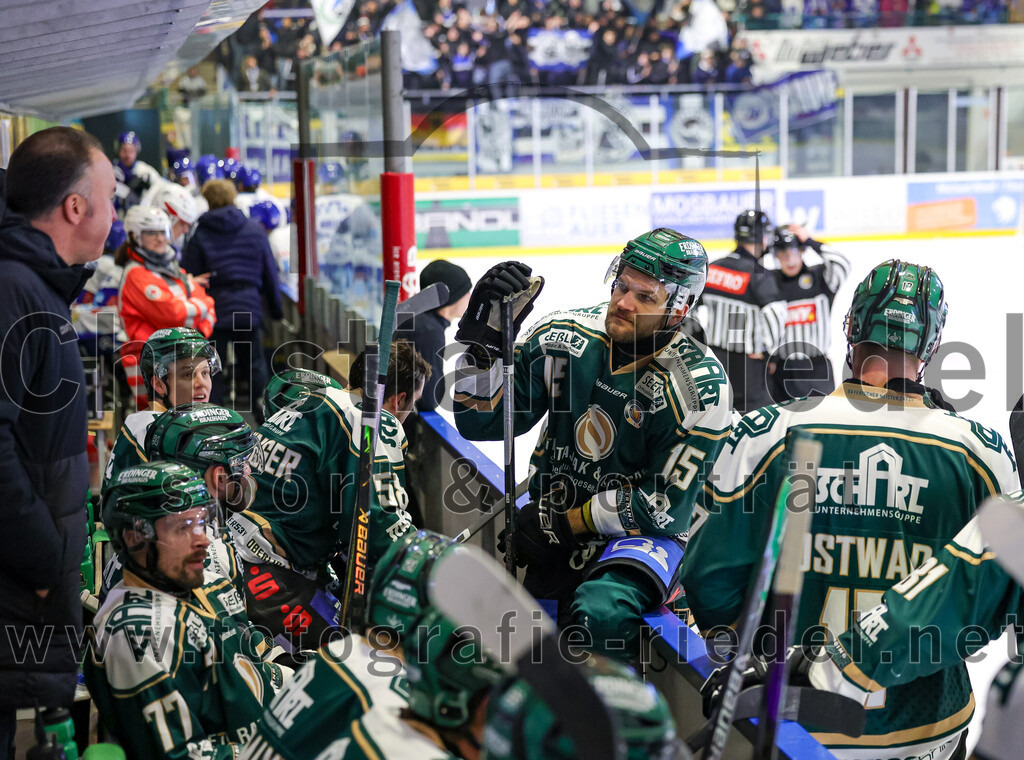 2026-01-23_088_TSV_Erding_gegen_SC_Riessersee | Erding, Deutschland, 23.01.2026:Eishockey, Oberliga Süd 2025 / 2026, 40. Spieltag, TSV Erding gegen SC Riessersee, Endergebnis: 6:5 n.V.Teamchef Thomas Daffner (Erding Gladiators), Elias Maier (Erding Gladiators, #15), Elia Ostwald (Erding Gladiators, #17)Foto: Christian Riedel / fotografie-riedel.net