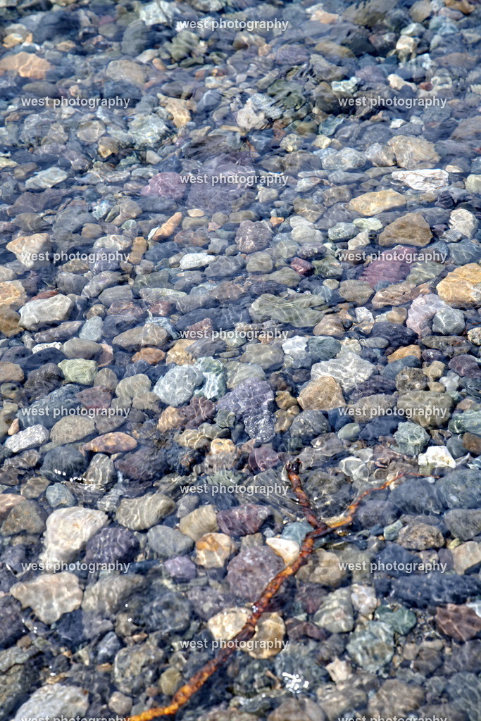 Stones in the lake - CAN 2023 | west photography - Realisiert mit Pictrs.com