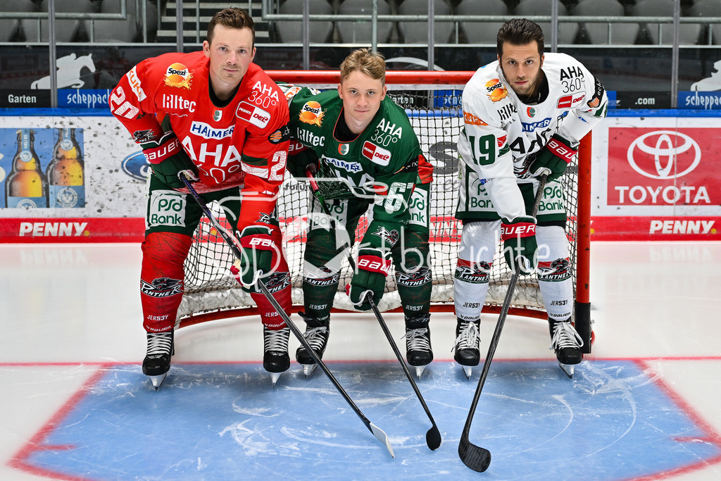 Augsburger Panther 2025/26 | im Bild Cody KUNYK (Augsburger Panther #20), Florian ELIAS (Augsburger Panther #67) und Riley DAMIANI (Augsburger Panther #19) präsentieren die neuen Trikots der Augsburger Panther, Rot - Grün - Weiss / Media Day Augsburger Panther: Curt-Frenzel Stadion am 06.08.2025