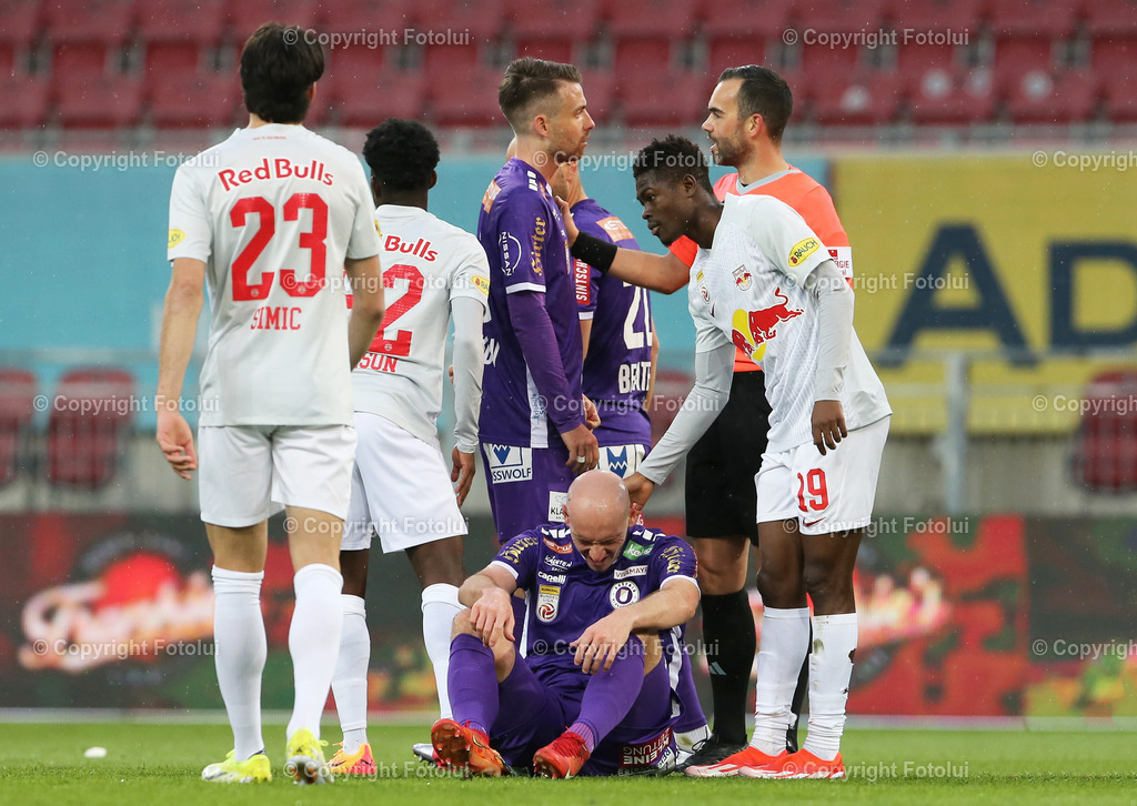 A_LUI_24042024_10 | SPORT,FUSSBALL.ADMIRAL BUNDESLIGA  AUSTRIA KLAGENFURT-RED BULL SALZBURG 24.04.2024 IM BILD: NICOLAS WIMMER AM BODEN SITZEND (KLAGENFURT) UND  KARIM KONATE (SALZBURG) FOTO.FOTOLUI/MW