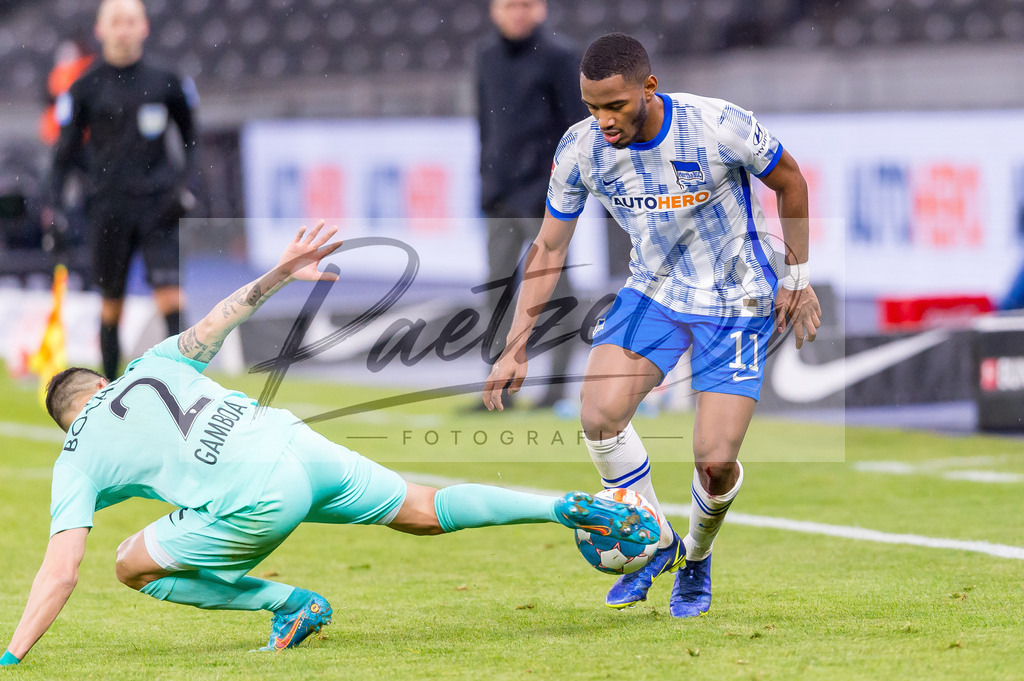 HERBOC20220204_036 | Fussball, Herren: Cristian Gamboa (VfL Bochum) und Myziane Maolida (Hertha BSC) im Zweikampf bei dem Spiel der 1. Bundesliga zwischen Hertha BSC und VfL Bochum im Olypiastadion am 04.02.2022 in Berlin, Deutschland.DFB / DFL REGULATIONS PROHIBIT ANY USE OF PHOTOGRAPHS AS IMAGE SEQUENCES AND/OR QUASI-VIDEO. - Realisiert mit Pictrs.com