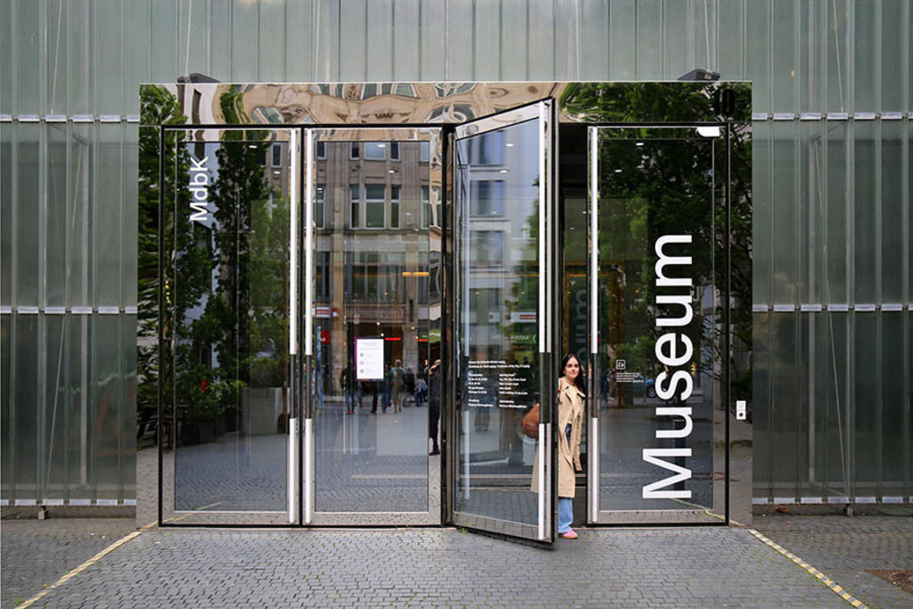 Museum der bildenden Künste | Entdecke über 20 Kategorien Leipzig-Motive: Foto-Downloads, hochwertige Poster, Leinwand- & Fine-Art-Prints. Jetzt Lieblingsfoto im Bildlexikon Leipzig Shop bestellen!