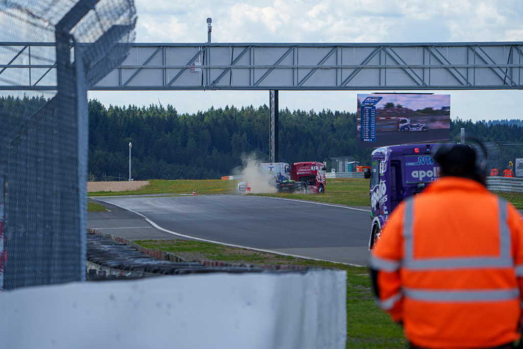 A7408264 | 14.07.2024 Goodyear FIA European Truck Racing Championship (ETRC) NürburgringBild: Führungswechsel in der Kurzanbindung. #1 Norbert Kiss überholt auf dem Curb den in Führung liegenden #2 Jochen Hahn - Realisiert mit Pictrs.com