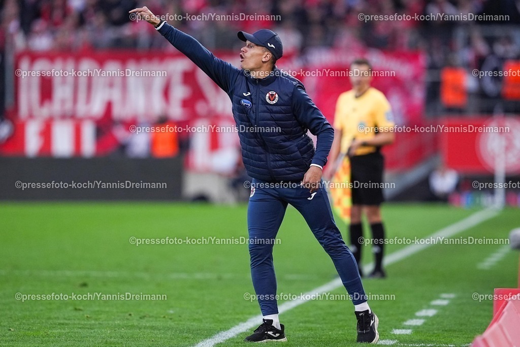xYDRx18102501214 | 18.10.2025, xydrx, Fußball, 3.Liga, Rot-Weiss Essen - FC Viktoria Köln, Saison 2025 2026, Stadion an der Hafenstraße: Kevin Rauhut (Torwart Trainer FC Viktoria Köln) gestkulierend    DFB regulations prohibit any use of photographs as image sequences and or quasi-video.